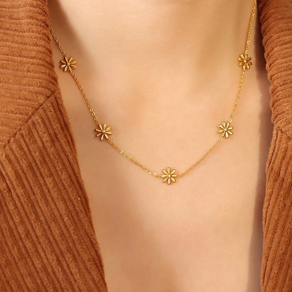 18K Gold Plated Floral Necklace*Dainty Necklace*Flower*Daisy*Waterproof Jewelry - Picture 7 of 10